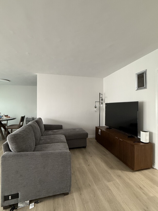 Building Photo - 14930 Magnolia Blvd Unit 3