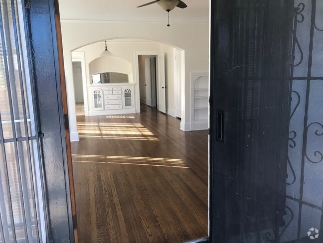 Building Photo - 2833 Somerset Dr Rental