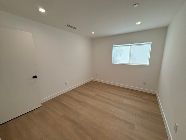 Photo - 14165 Calvert St