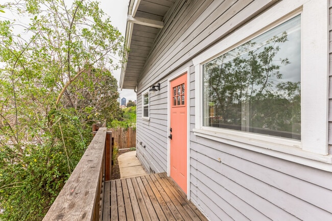 Building Photo - 206 Lake Shore Ter Unit 216.5 Lake Shore