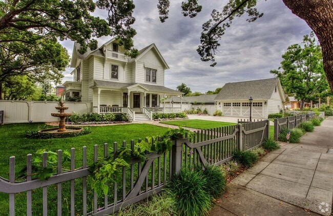 Building Photo - Old Towne Orange Rental
