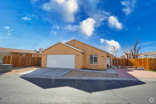 Building Photo - 3 BEDROOM BARSTOW HOME