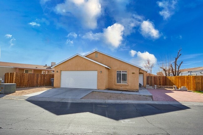 3 BEDROOM BARSTOW HOME - 3 BEDROOM BARSTOW HOME