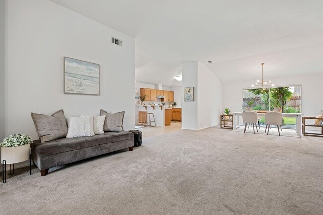 Photo - 475 Heritage Ln