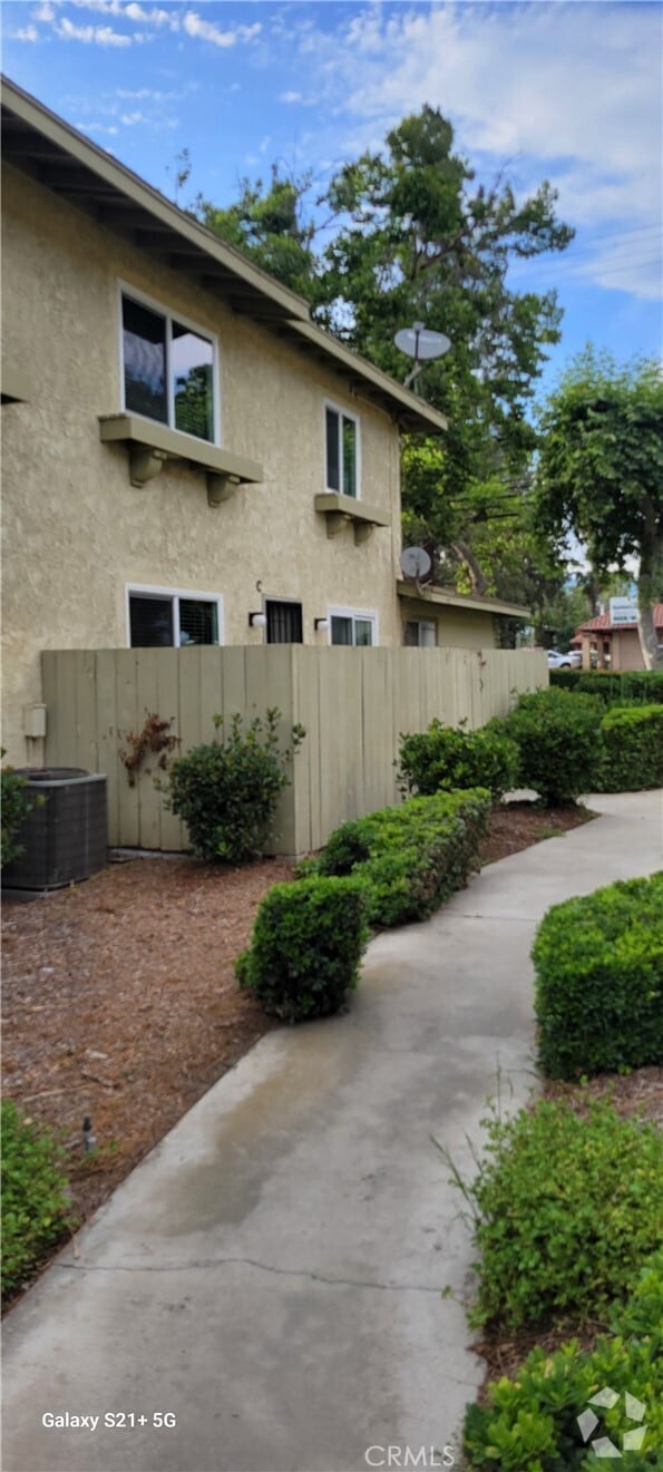 Building Photo - 1039 W Francis St Rental