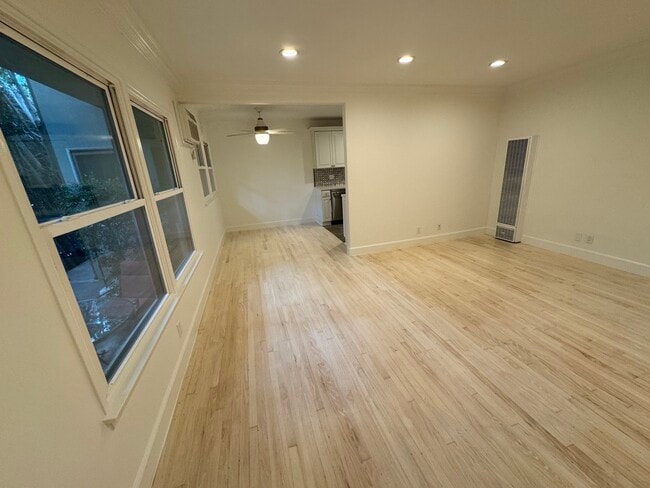 Building Photo - 1523 S Wooster St Unit 2