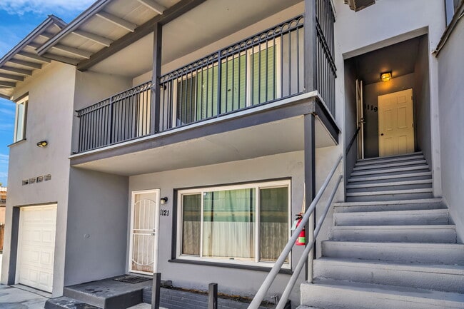 Upstairs Unit - 1119 N Mayfield Ave Apartments Unit 1119