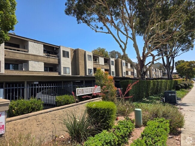 Building Photo - Special!! Spacious 1 bedroom condo central...