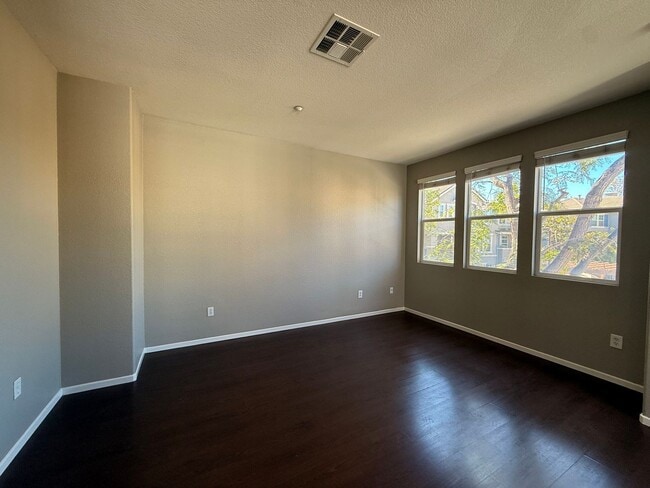 Photo - Stylish Eastlake Townhome with Pool Access...