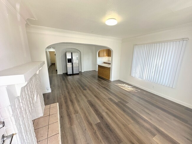 Building Photo - *SECTION 8 ONLY* Cute 2bd/1ba duplex with parking and all the appliances! Unit 2051