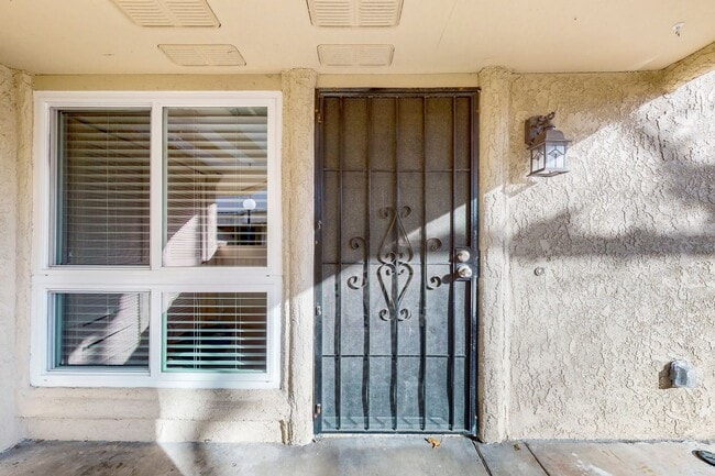 Photo - Great 2 Bedroom / 1 Bathroom Main-Level Unit – Prime Location!