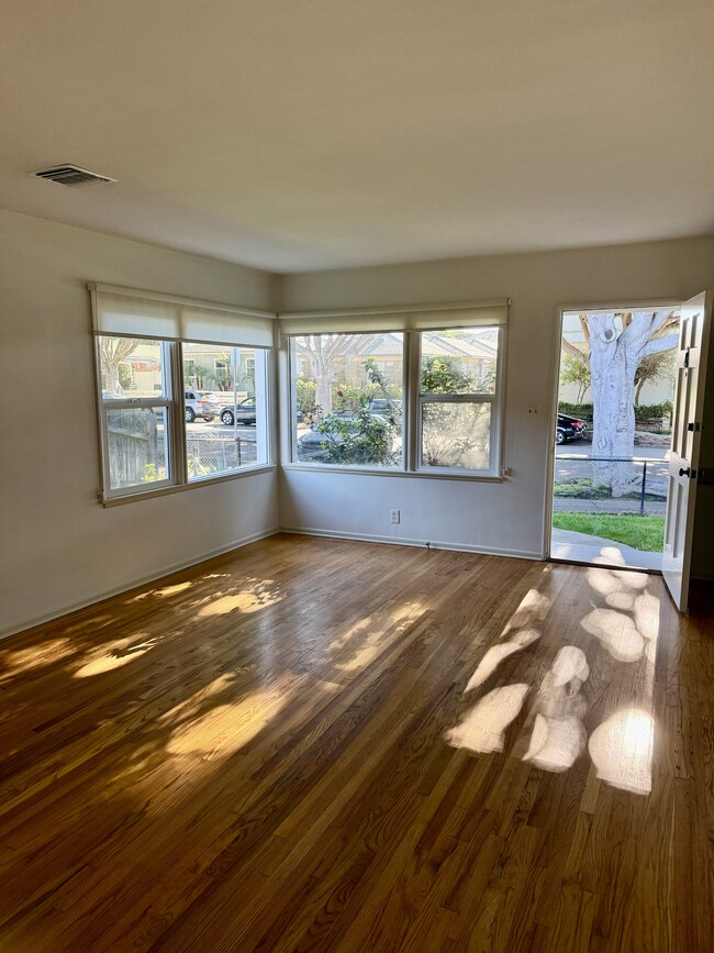 Living Room - 2401 Oak St Unit Front
