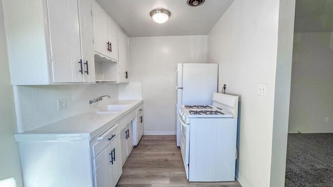 Building Photo - Pine Unit 4869 Pine  D