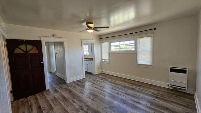 Photo - **519 E 17th St Long Beach** Upstairs 2 be...