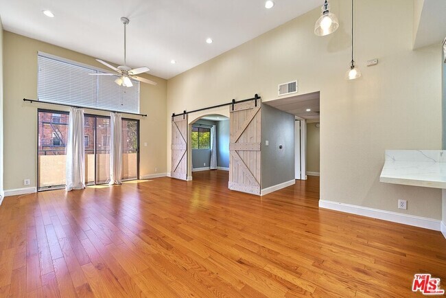 Building Photo - 326 S Manhattan Pl Unit 203 Rental