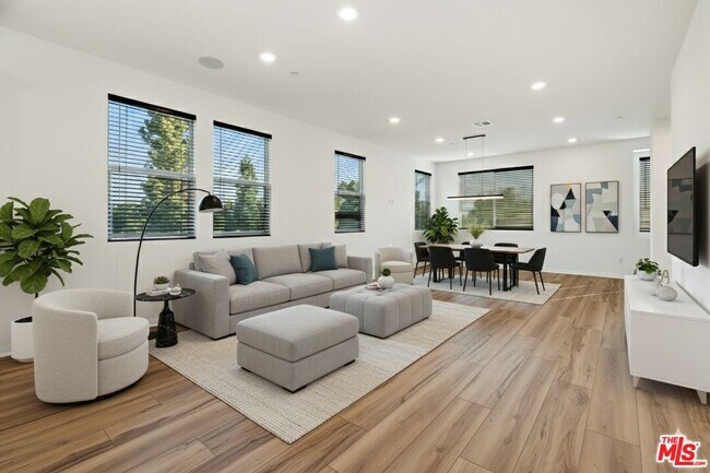 Photo - 725 Daniel Freeman Cir