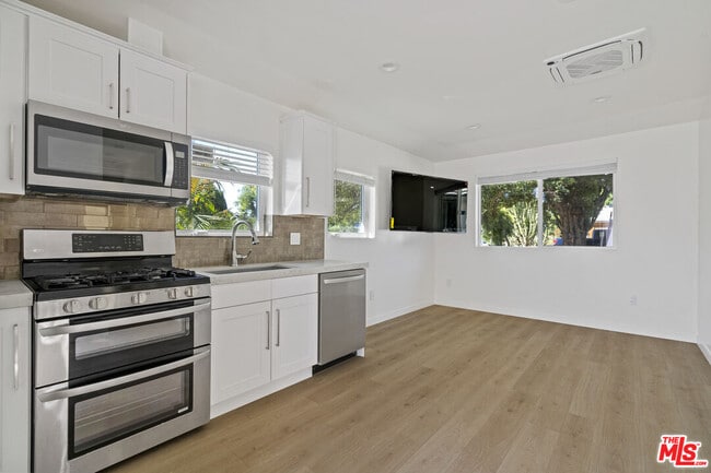 Photo - 22443 Schoolcraft St