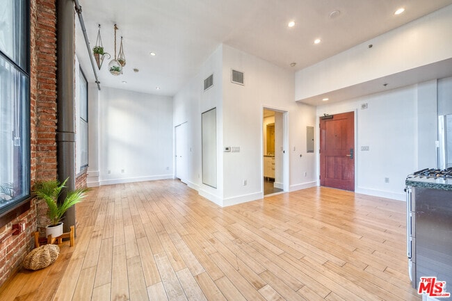 Building Photo - 460 S Spring St Unit 206 Rental