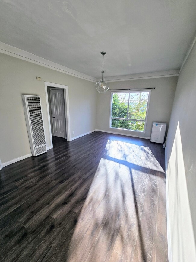 Building Photo - 844 N Hoover St Unit 830 N hoover st apt 14