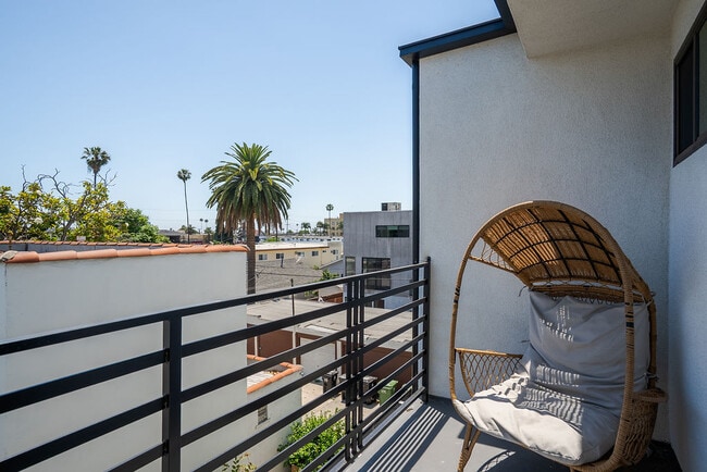 Photo - 1341 N Mariposa Ave