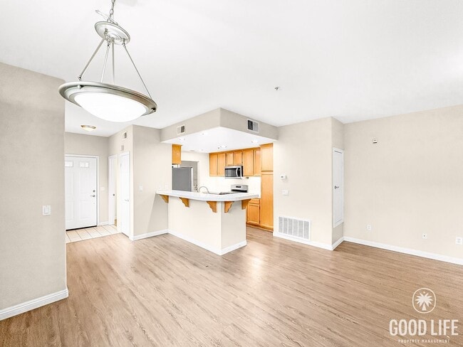 Building Photo - Beautiful 2Bd/2Ba Available In Sabre Springs Unit 7