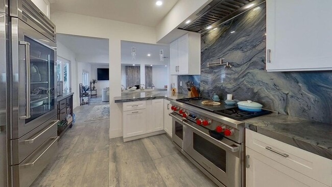 Building Photo - Waterfront Lido Island with Pool