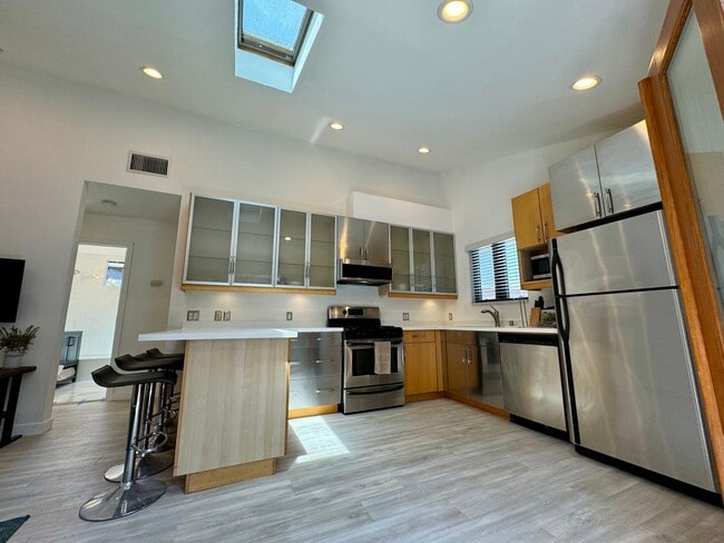 Building Photo - 330 4th Ave Unit B Rental