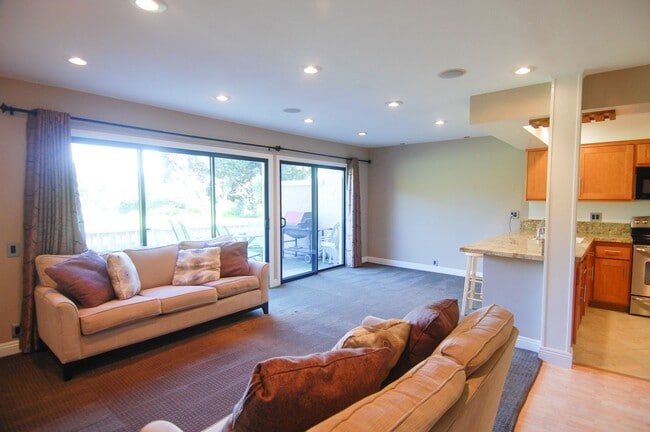 Photo - 2 Bedroom Condo in Presidential Heights 1 with Private back patio!!