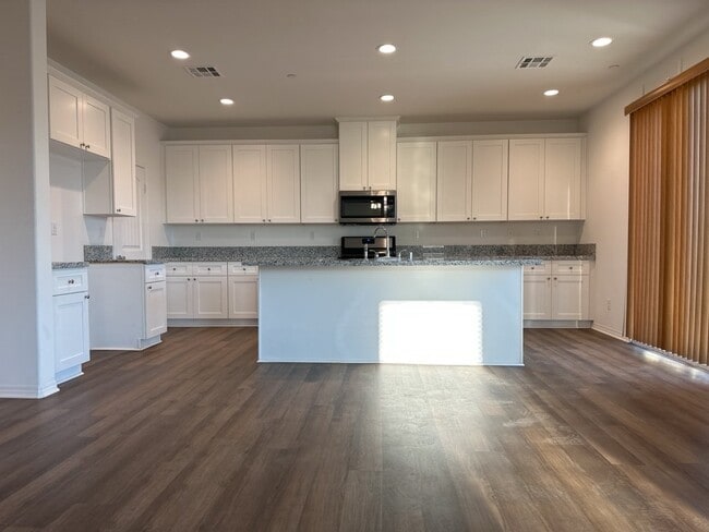 Photo - Spacious 4-Bedroom in Riverside with 3 Full Baths - 2700 Sq Ft of Space