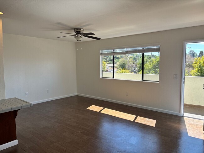 Photo - 410 E Fallbrook St