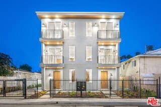 Photo - 5248 Auckland Ave