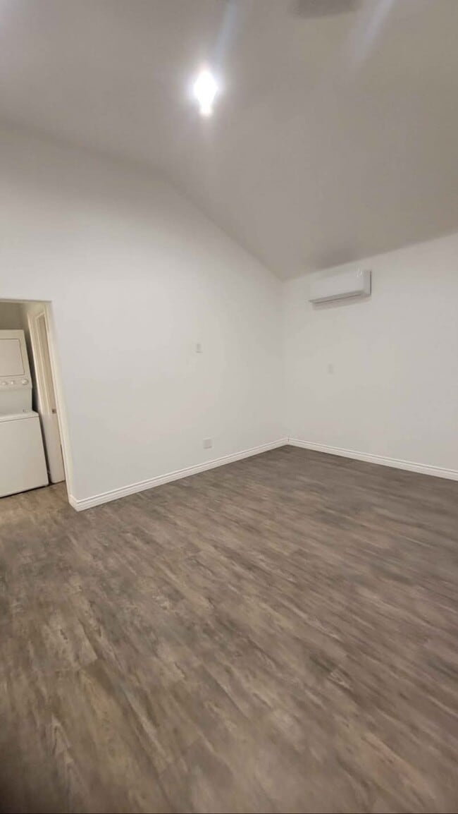 Livingroom area. - 1276 N Hamilton Blvd Unit 1276