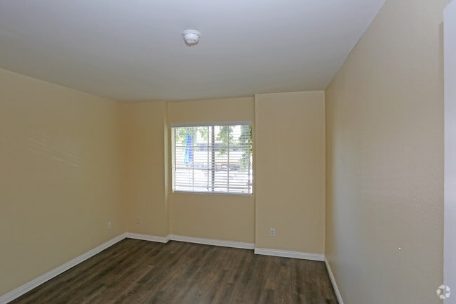 Photo - Chateau Woodley Hart Apartments