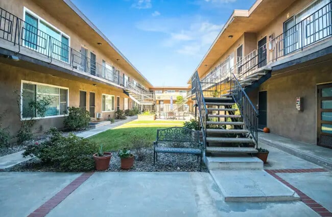 Photo - 18631 Burbank Blvd