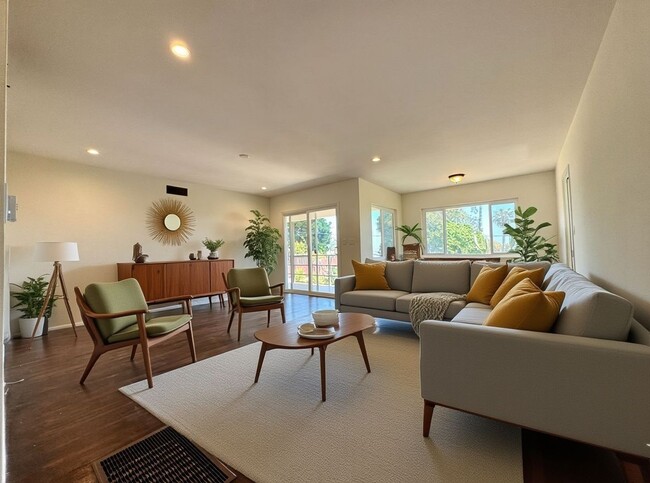 Photo - AVAILABLE NOW! BEAUTIFUL 3BD/1.5BA POINT LOMA HOME w/ GARAGE & LAUNDRY!