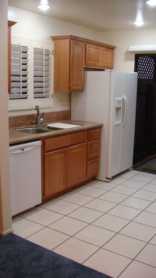 Kitchen (now has hardwood laminate flooring) - 2870 N Cottonwood St Unit 14