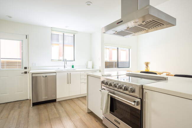 Building Photo - 1825 N Fuller Ave Unit 3 Rental