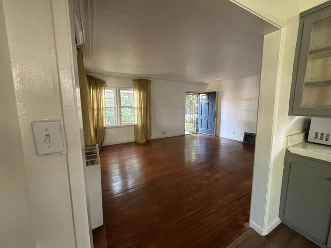 Photo - 2822 St George St