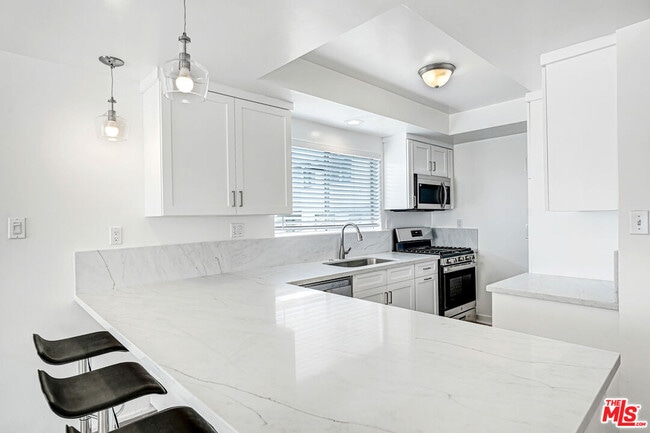 Building Photo - 10393 Almayo Ave Unit 5