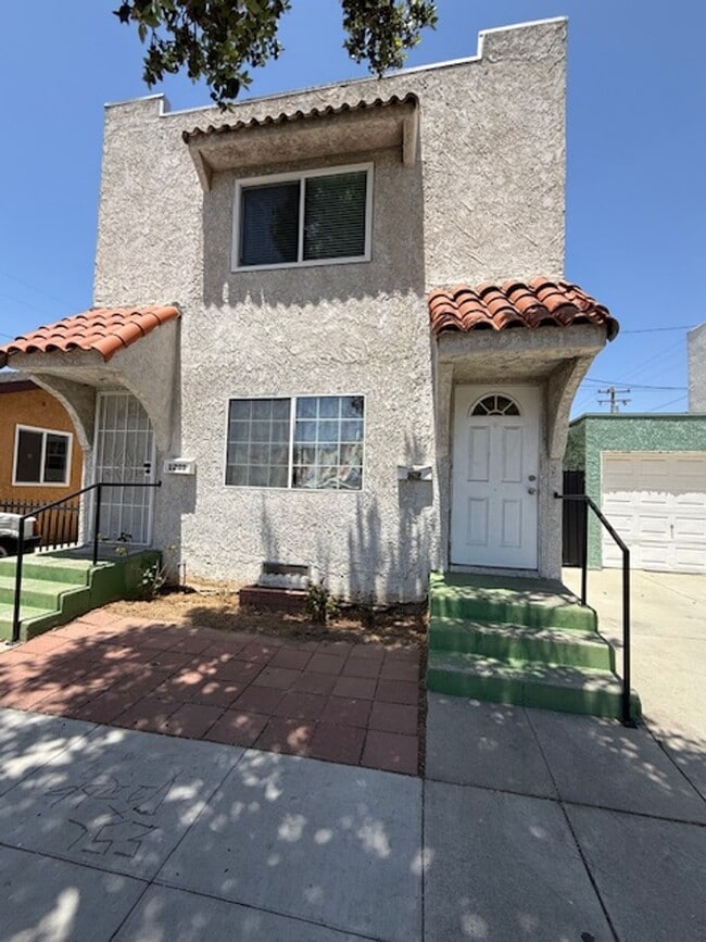 Building Photo - Large Upper 1 Bedroom 1 Bath in Long Beach! Unit 1205 Rental