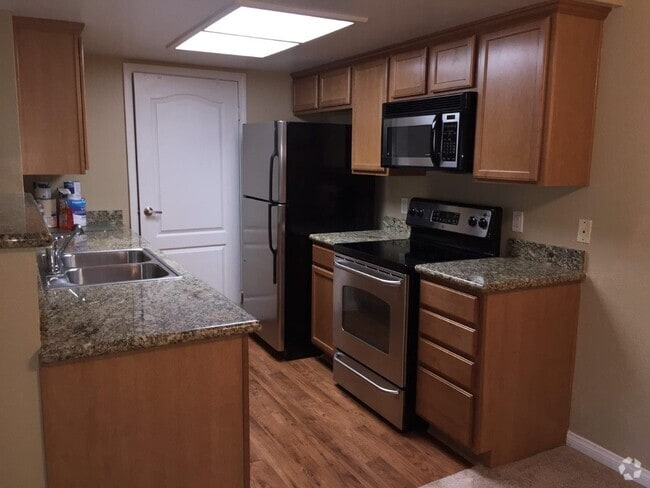 Building Photo - 2 Bedroom 1 Bath Single Level Condo in Il ...