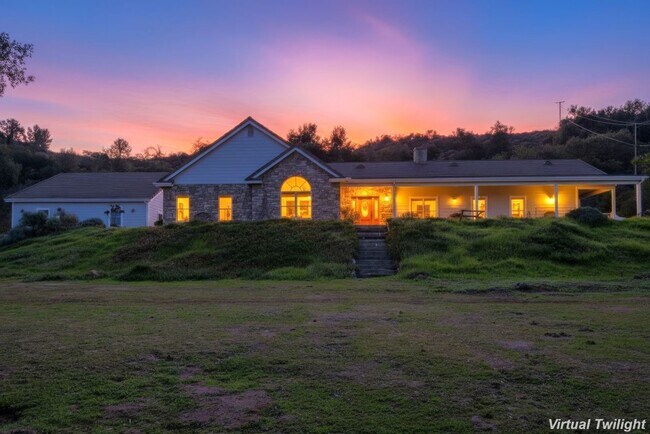 Building Photo - Stunning 4bed 2.5 bath 3088sqft home