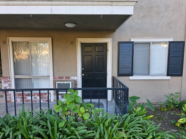 Building Photo - Newly Renovated 1 Bedroom Apartment only 10 minutes from Disneyland