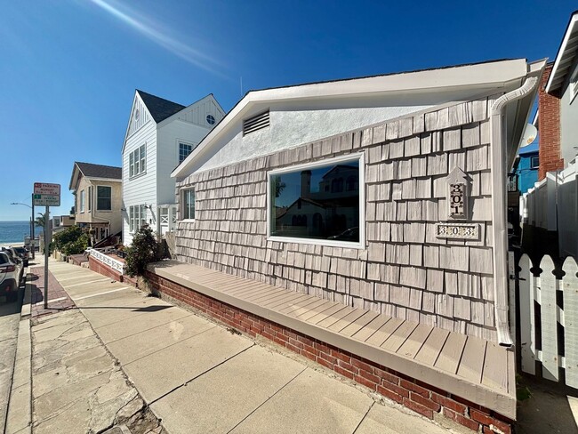 Building Photo - Fully Renovated 2bd/1ba! Just a block from... Unit 303