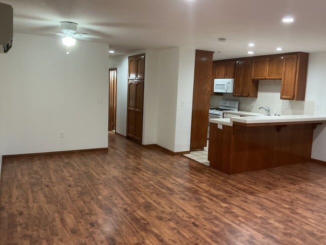 Building Photo - Los Caballeros #325 Unit 325A