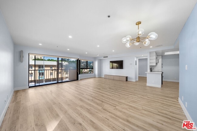 Building Photo - 727 S Ardmore Ave Unit 108