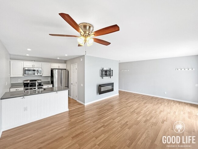 Building Photo - Spacious 2B/1.5BA Condo in Bay Park! Reserved Parking, Balcony, Fireplace Display & Pool! Unit 2