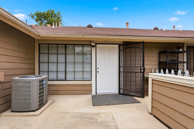 Building Photo - 11350 Foothill Blvd Unit Sylmar Condo