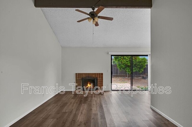Photo - 929 Mulberry Dr