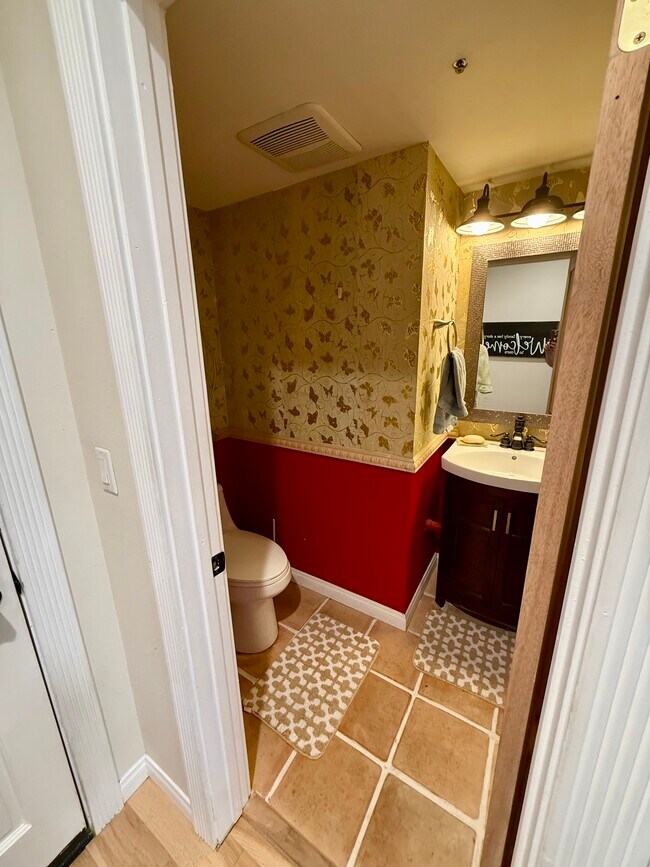 Powder room - 1247 E Wilson Ave Unit 14